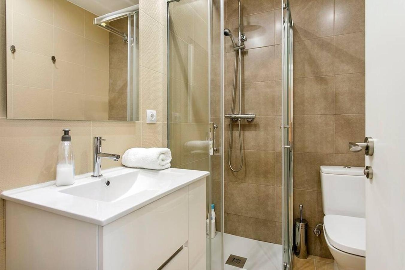 Cozy&New With Terrace Apartment Оспиталет де Лобрегат Екстериор снимка