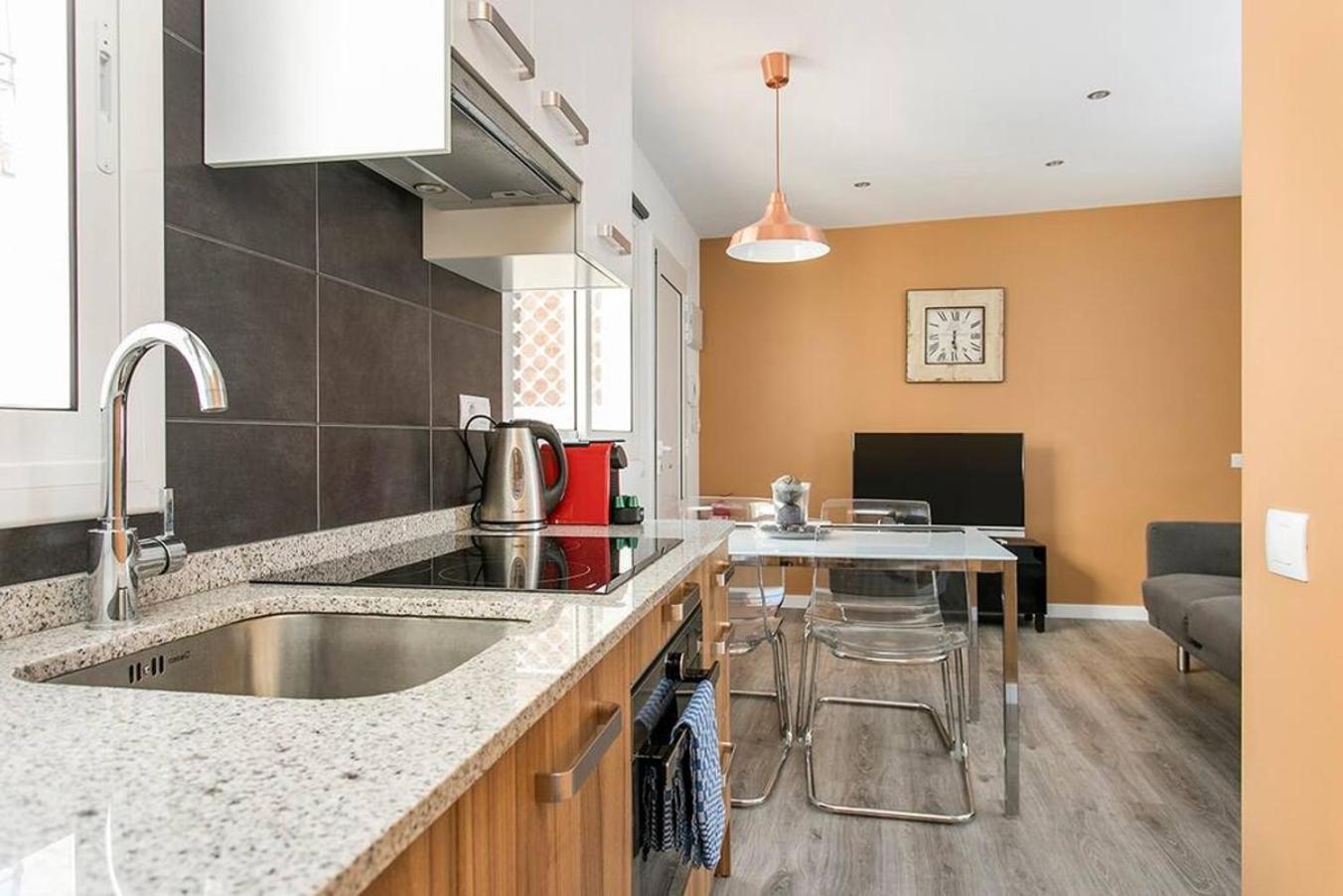 Cozy&New With Terrace Apartment Оспиталет де Лобрегат Екстериор снимка